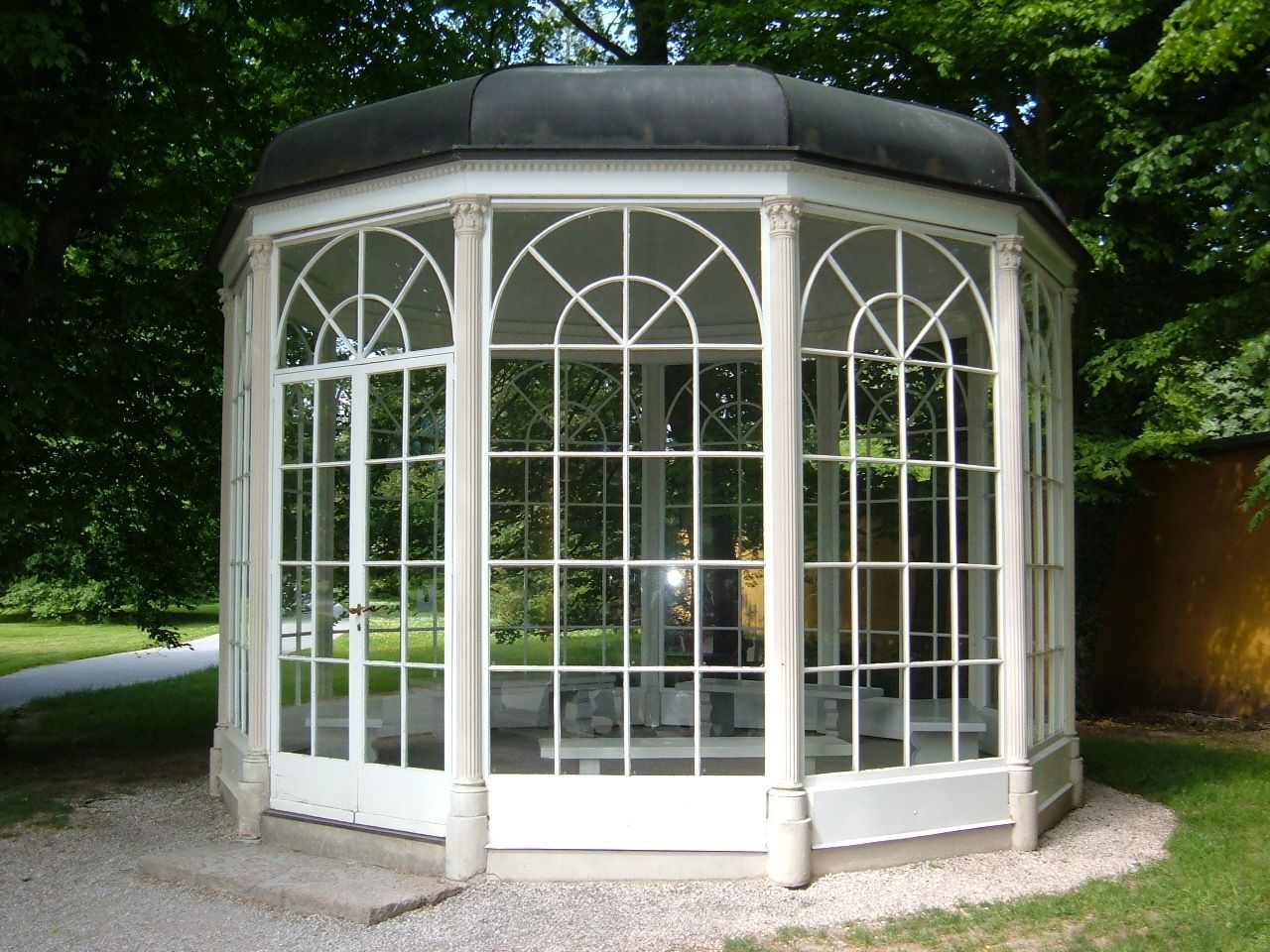 Застекленная беседка