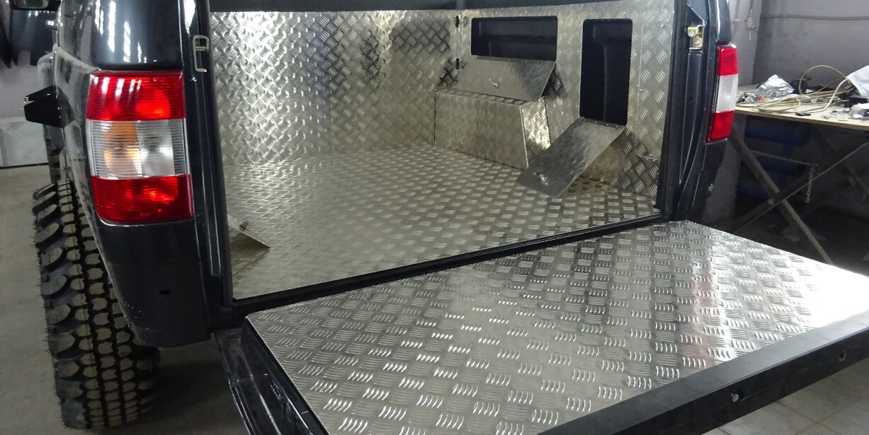 Рифленый лист в кузове автомобиля