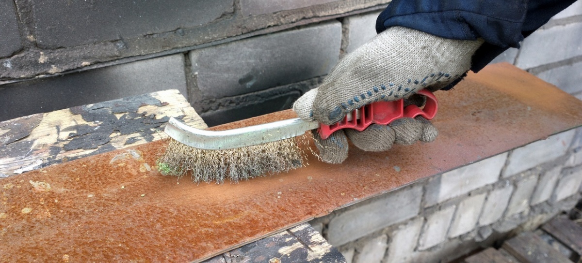 зачистка ржавчины щеткой